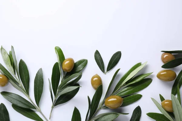 Olive Verdi Fresche Foglie Sfondo Bianco Posa Piatta Spazio Testo — Foto Stock