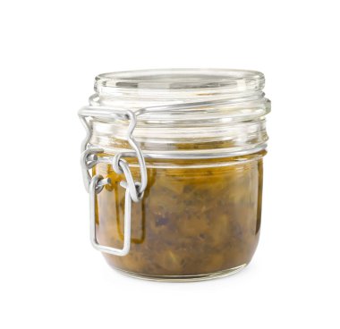 Bir kavanoz lezzetli bektaşi üzümü reçeli beyaza izole edilmiş.