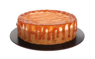 Karamelli leziz cheesecake beyaz üzerine izole edilmiş.