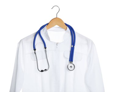 Doktorun önlüğü ve steteskobu beyaza izole edilmiş. Tıp üniforması