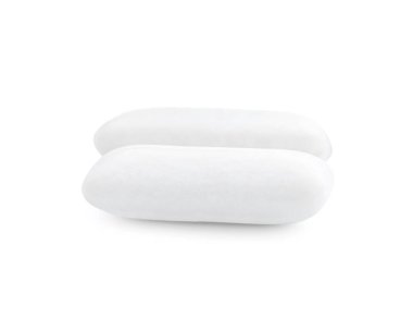 Beyaz arka planda iki parça sakız.