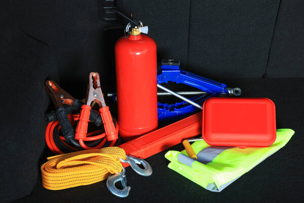 Комплект оборудования для безопасности автомобилей в багажнике