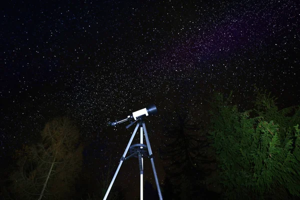 现代望远镜和美丽的夜空在室外 学习天文学 — 图库照片
