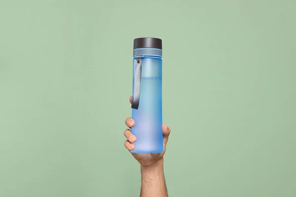 Mann Hält Transparente Plastikflasche Mit Wasser Auf Hellgrünem Hintergrund Nahaufnahme — Stockfoto
