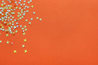 Turuncu arka planda parlak bir parıltı. Metin için boşluk