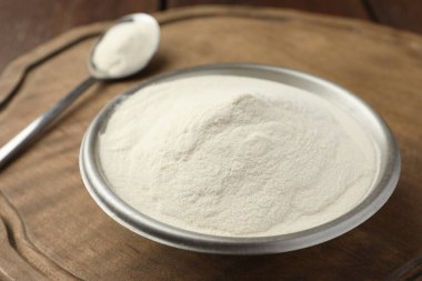 Tahta masanın üzerinde bir kase agar-agar tozu, yakın plan.