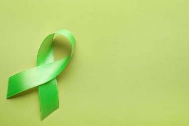 Dünya Akıl Sağlığı Günü. Renk arkaplan yeşil kurdele, metin için boşluk ile üst görünüm