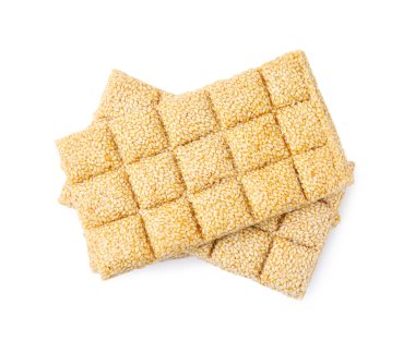 Beyaz arka planda lezzetli susamlı kozinaki çubukları, üst görünüm