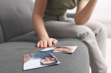 İçerideki koltukta yırtık fotoğrafın yanında oturan kadın, fotoğrafa odaklan. Boşanma kavramı
