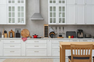 Modern mobilyalarla dolu güzel bir mutfak.