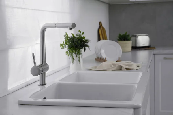Lavatório Moderno Torneira Água Balcão Cozinha Design Interiores — Fotografia de Stock