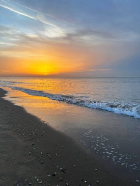 güzel bir gündoğumu, kumlu plaj manzarası