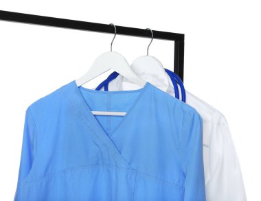 Açık mavi üniforma ve doktor önlüğü beyaz arka planda.