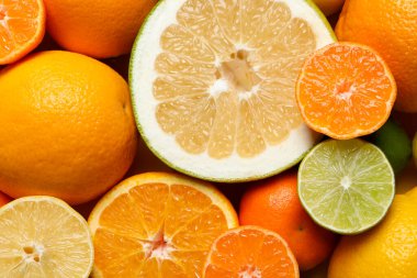 Arka plan olarak farklı olgun narenciye meyveleri, üst görünüm