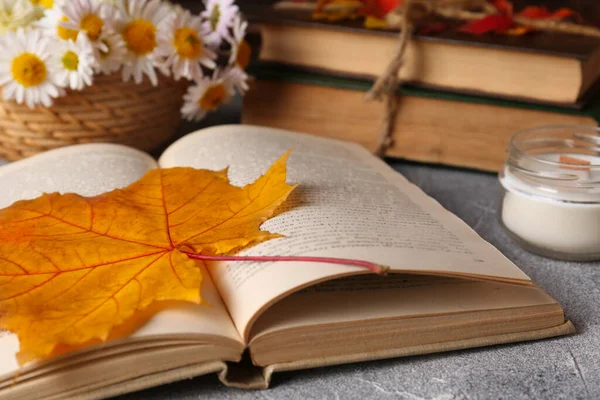 Livro Com Folha Outono Como Marcador Vela Perfumada Tabela Texturizada — Fotografia de Stock