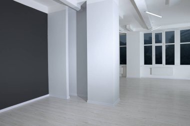 Temiz pencereleri ve aydınlık duvarları olan yeni boş oda