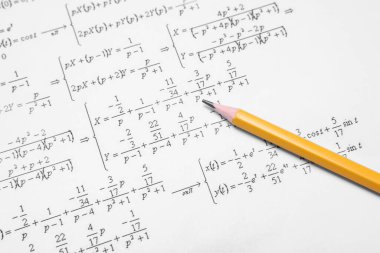 Matematiksel formülleri ve kalemi olan bir sayfa kağıt, yakın plan.