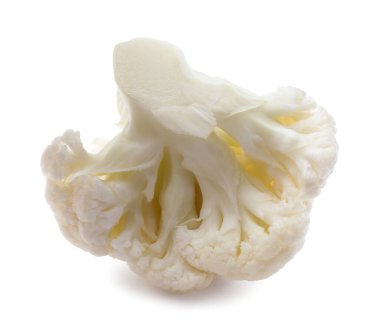 Beyaz arkaplanda taze çiğ karnabahar kes