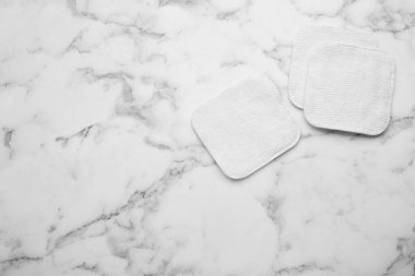 Beyaz mermer masa üzerinde temiz pamuk pedler, düz yatıyordu. Metin için boşluk