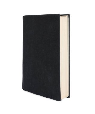 Kapanmış eski ciltli kitap beyaza izole edilmiş