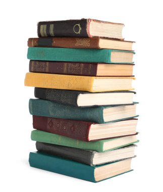 Beyaza izole edilmiş bir sürü eski ciltli kitap