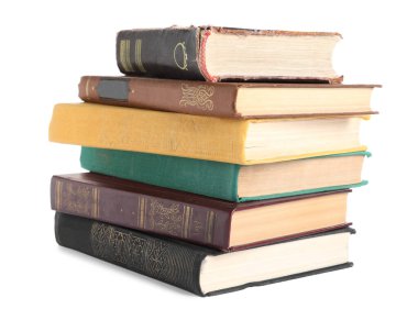 Beyaza izole edilmiş bir sürü eski ciltli kitap
