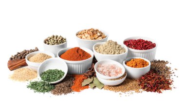 Beyaz arka planda farklı baharatlı kaseler