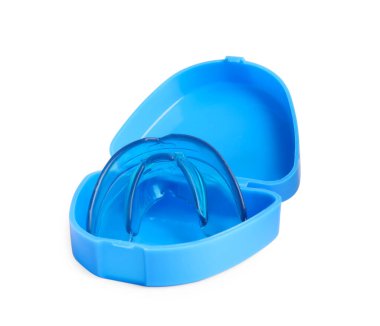 Konteynırdaki şeffaf diş koruyucusu beyaza izole edilmiş. Isırık düzeltmesi