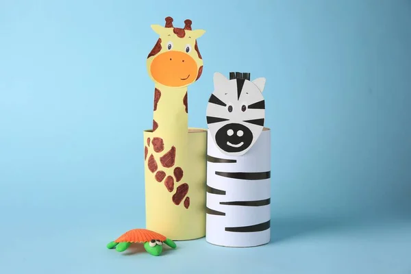 Spielzeuggiraffe Und Zebra Aus Toilettenpapier Mit Knetschildkröte Auf Hellblauem Hintergrund — Stockfoto