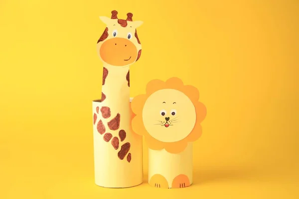 Spielzeuggiraffe Und Löwe Aus Toilettenpapier Naben Auf Gelbem Hintergrund Handgemachte — Stockfoto