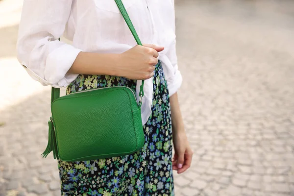Mulher Com Saco Verde Elegante Rua Cidade Close — Fotografia de Stock