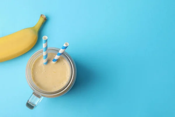 Einmachglas Mit Leckerem Bananen Smoothie Mit Strohhalmen Und Frischem Obst — Stockfoto