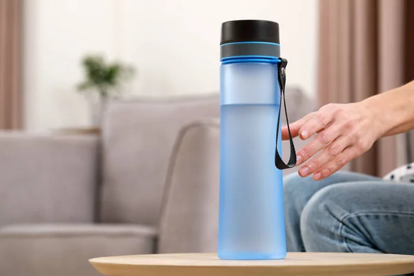 Kvinna Tar Flaska Vatten Vid Träbordet Inomhus Närbild Plats För — Stockfoto