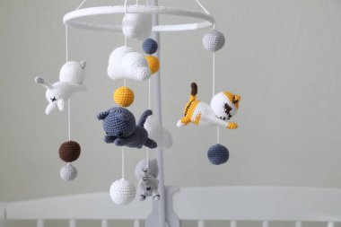 Bej duvarın yanındaki modern bebek karyolası. Metin için boşluk