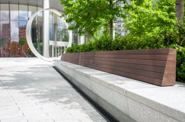 Binaya yakın güzel ağaçlar ve şehirde birçok pencere var.