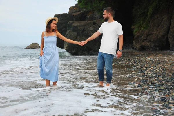 Счастливая Молодая Пара Прогуливается Пляжу Моря — стоковое фото