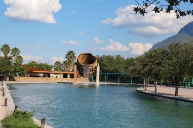 Monterrey, Meksika - 11 Eylül 2022: Fuente de Crisol (Eritme Çeşmesi) ve Parque Fundidora 'daki güzel dağlar