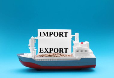 Sözcüklerle oyuncak kargo gemisi Açık mavi arkaplanda içeri ve dışarı aktar