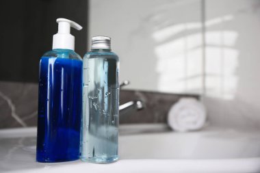 Banyodaki lavaboda bir şişe duş jeli. Metin için boşluk