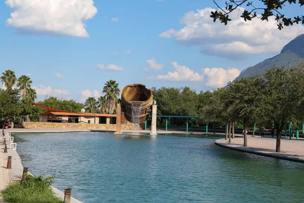 stock image Monterrey, Mexico - September 11, 2022: Fuente de Crisol (Melting Pot Fountain) and beautiful mountains in Parque Fundidora