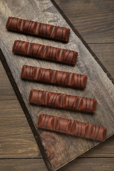 Tahta masadaki lezzetli çikolatalar, üst manzara.