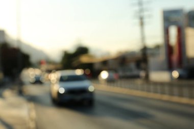 Otomobilli bulanık yol manzarası, bokeh etkisi