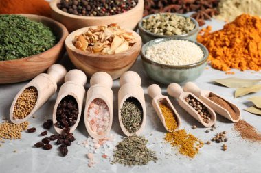 Gri mermer masada farklı baharatlı Scoops