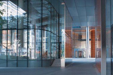 Merdiven ve uzun pencereli modern koridor.