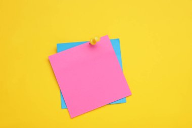 Sarı arkaplan üzerine kağıt notlar, üst görünüm