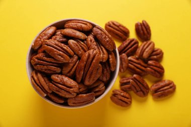 Sarı arka planda fındıklı fındık.