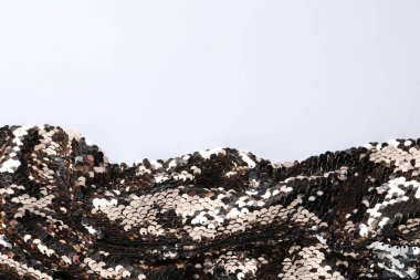 Beyaz arka planda altın rengi parlak pullu kumaş, üst manzara. Metin için boşluk