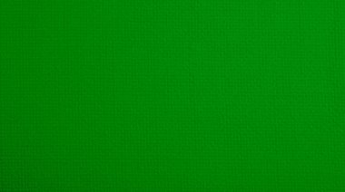 Parlak yeşil bir arka plan. Krom anahtar bileşimi