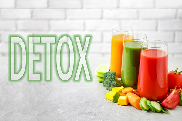 Glasses Delicious Juices Grey Table Brick Wall Word Detox — Stock Photo, Image