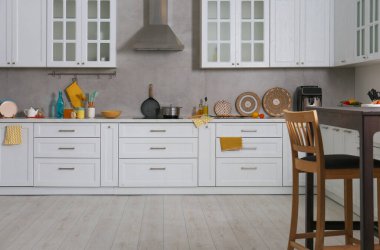 Modern mobilyalarla dolu güzel bir mutfak.